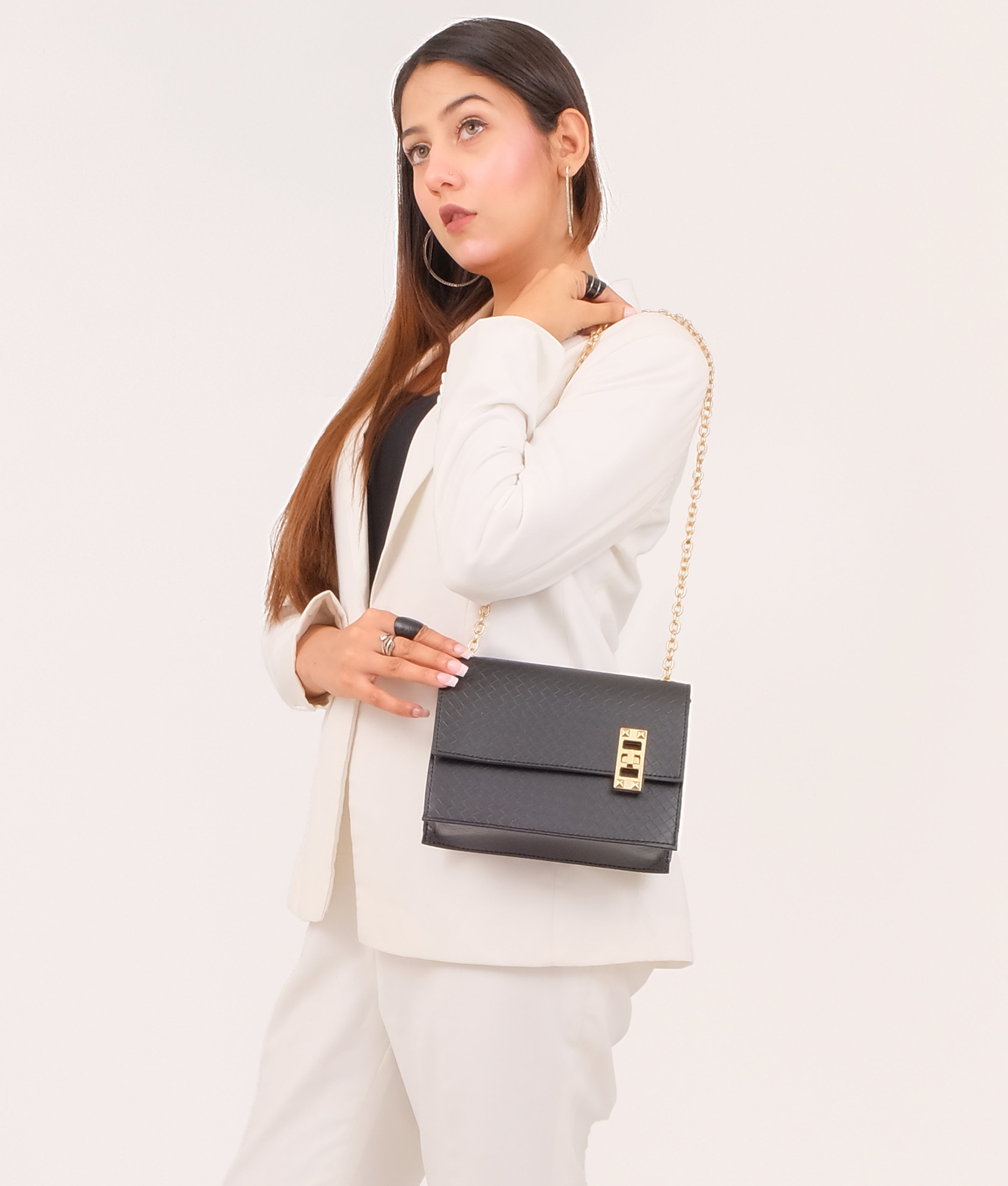 Z.B - Black weaved chain shoulder bag with twist lock